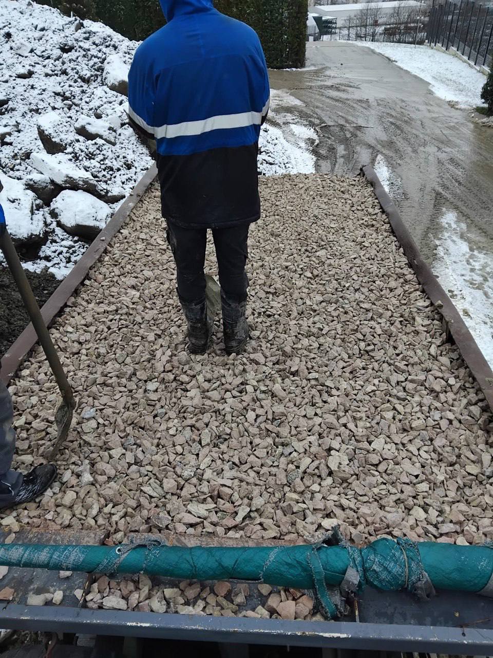 Щебень в кузове грузовика зимой